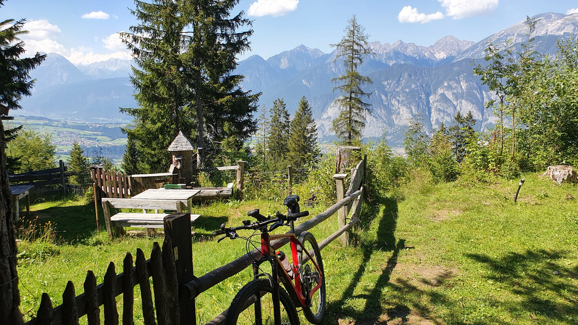 Alpengipfel mit dem Mountainbike